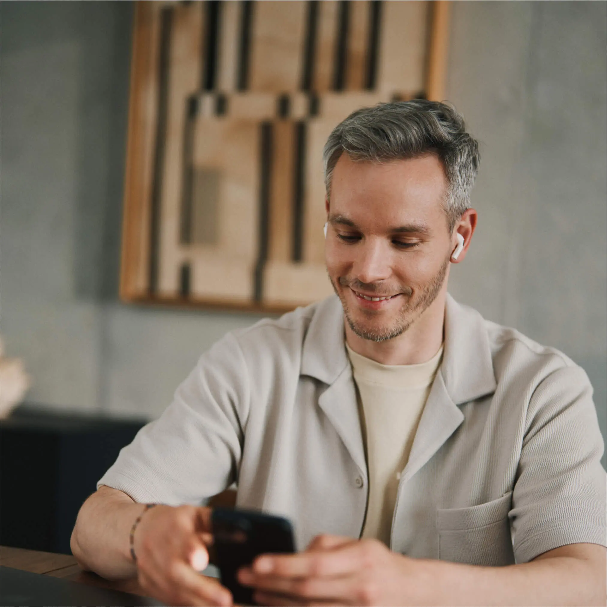 Hombre sonriente y relajado