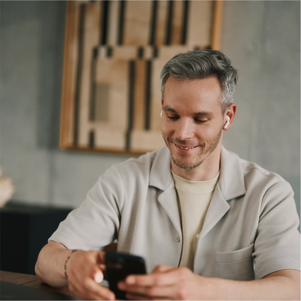 Hombre sonriente y relajado